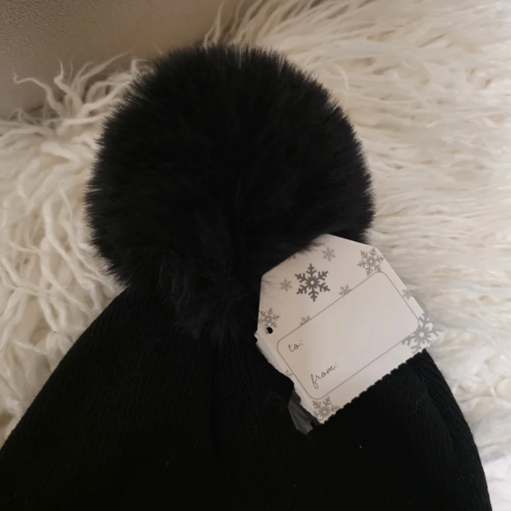 fashionable pom pom hat - Picture 2 of 3